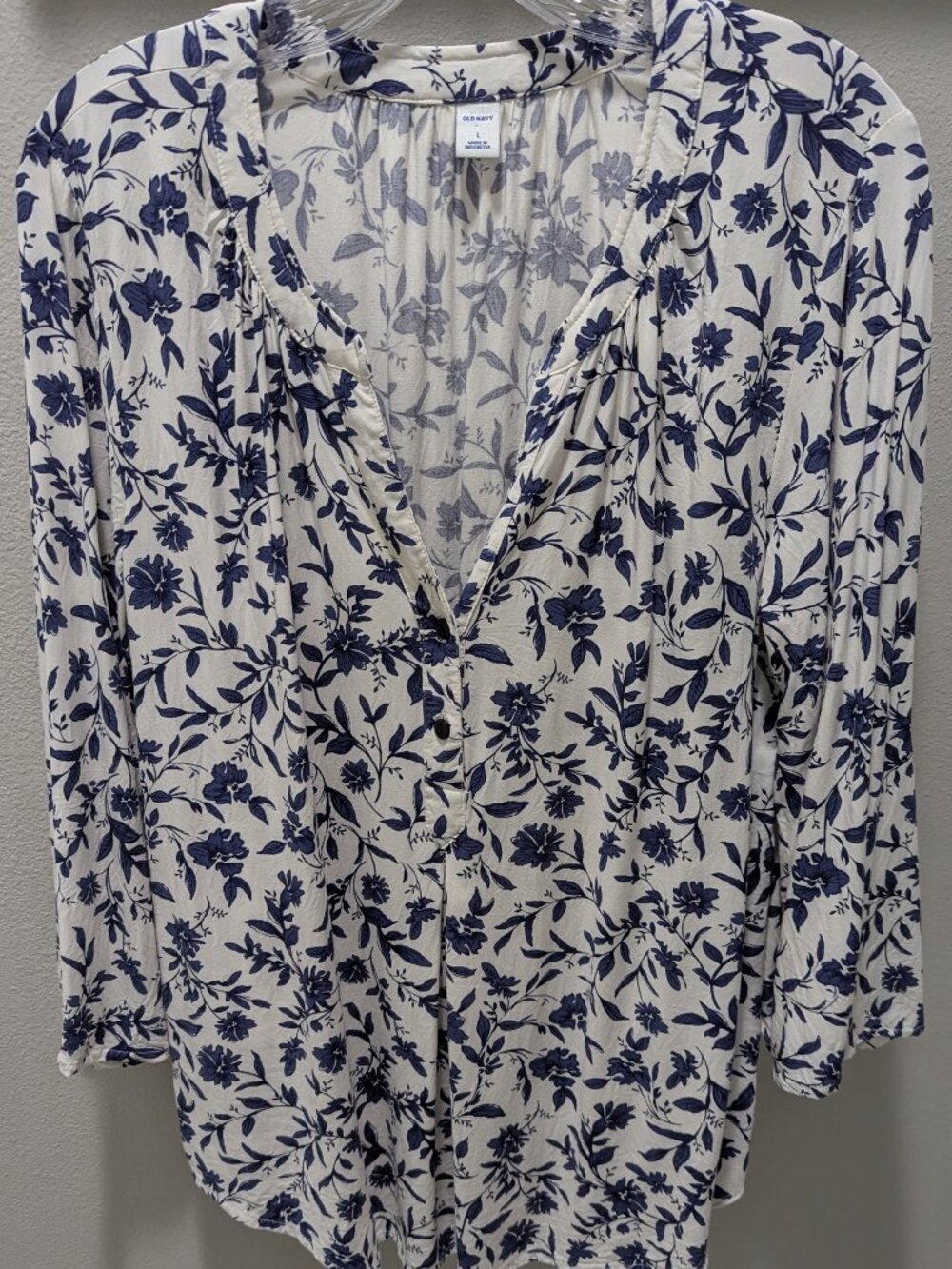 Old Navy Rayon V-Neck Tunic White with Navy Blue Floral Pattern Large